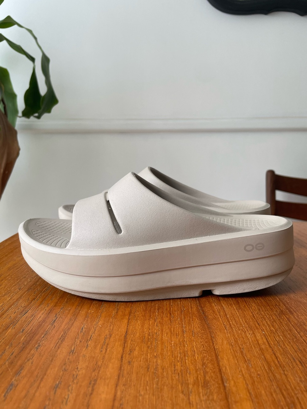 OOFOS OOmega OOahh Slide Size 7